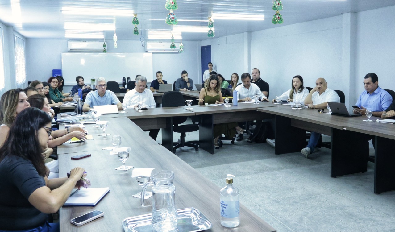 equipes de transição reunidas numa sala